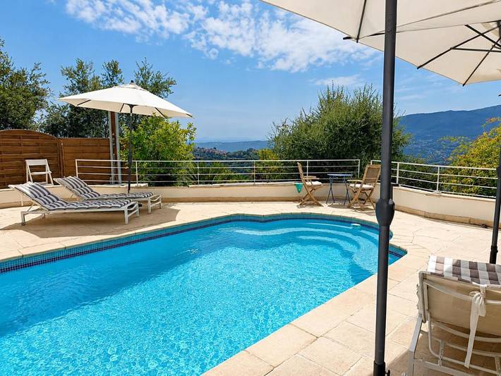 Gîte pour 2 personnes, avec piscine ainsi que vue et terrasse, animaux acceptés à Aspremont