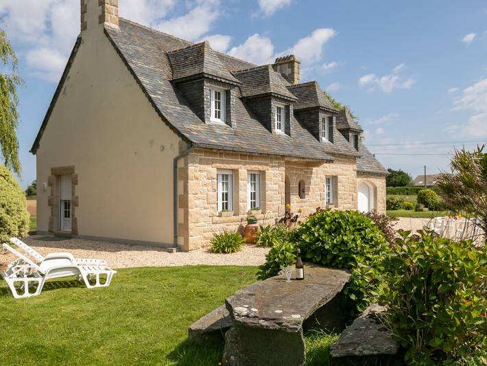 Location de vacances pour 6 personnes, avec jardin, animaux acceptés à Guimaëc