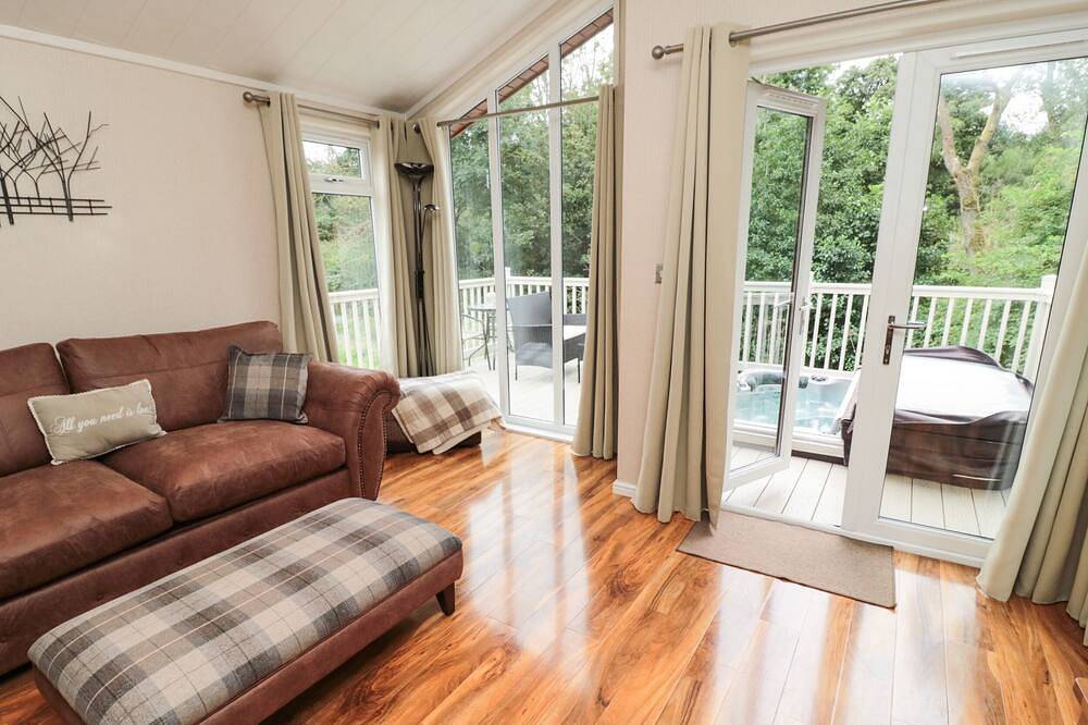 Number 43 Burnside Lodge, pet friendly, with hot tub in Felton in Northumberland