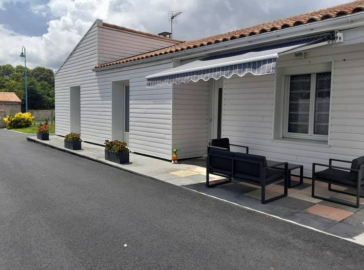Gîte pour 6 personnes, avec jardin et jacuzzi ainsi que terrasse et piscine