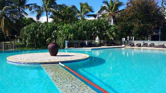 Gîte pour 4 personnes, avec terrasse et jacuzzi ainsi que jardin et piscine à Saint-François - 2