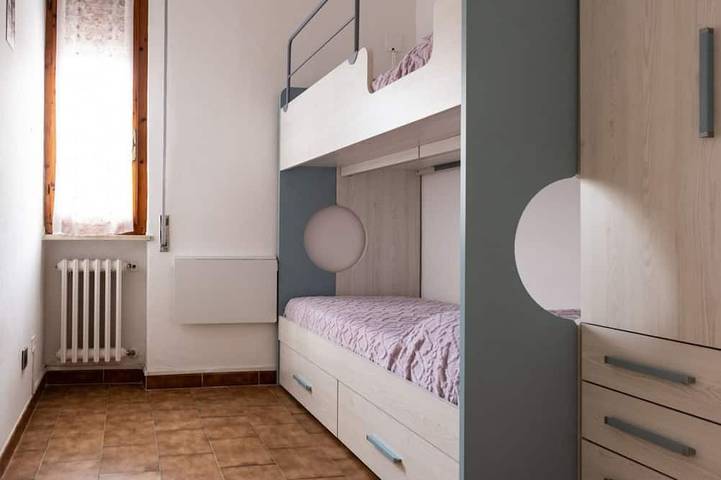 Ganze Wohnung, Cozy apartment of 75 sqm, for 4 people, located on the 1st floor of a building (No lift). The property is located in a strategic position, just 200 meters from the sea and 1 km from the historic centre. A few minutes from the port and the most beautiful in Piombino, Etruskische Küste