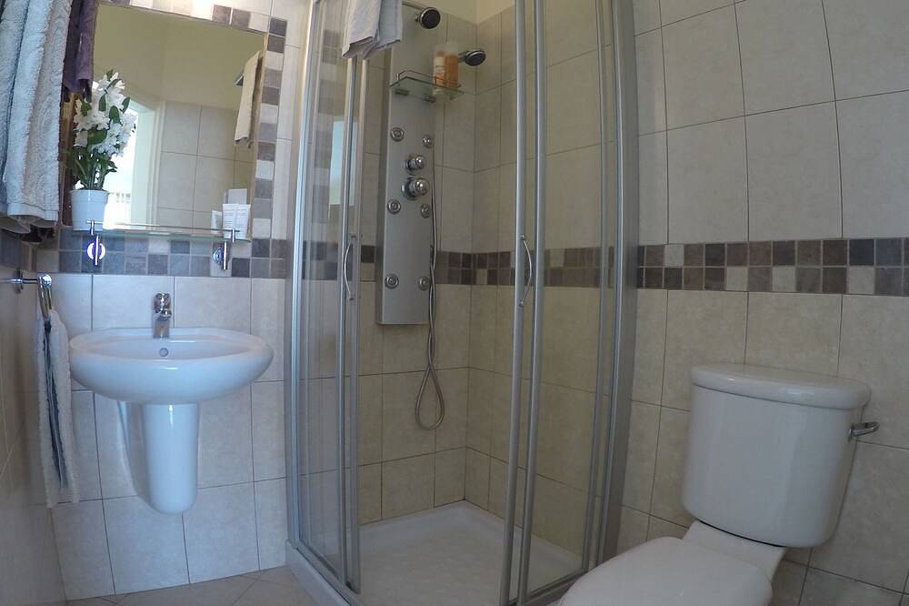Apartamento entero, Kato Paphos Suites - Gf Studio Apartment. Pool View, Wi-Fi, a/c. Great Location in Pafos, Chipre Sur