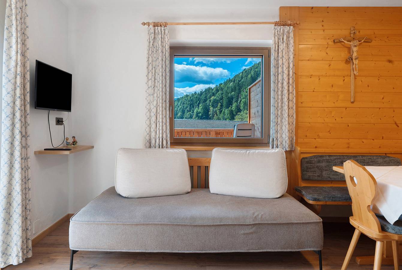 Ganze Wohnung, Ferienwohnung 'Oberhemberger Hof Zwoaer' mit Bergblick, Gemeinschaftsterrasse und Wi-Fi in Feldthurns, Dolomiti Superski