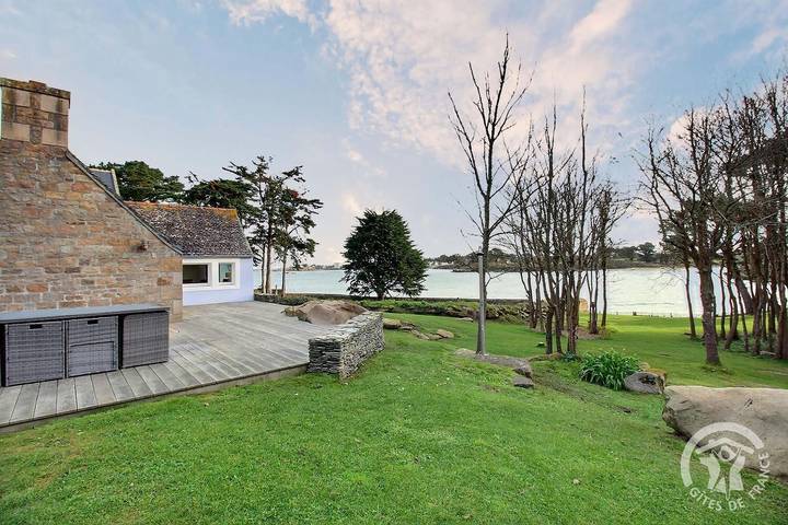 Gîte pour 9 personnes, avec terrasse et jardin à Trégastel - 4