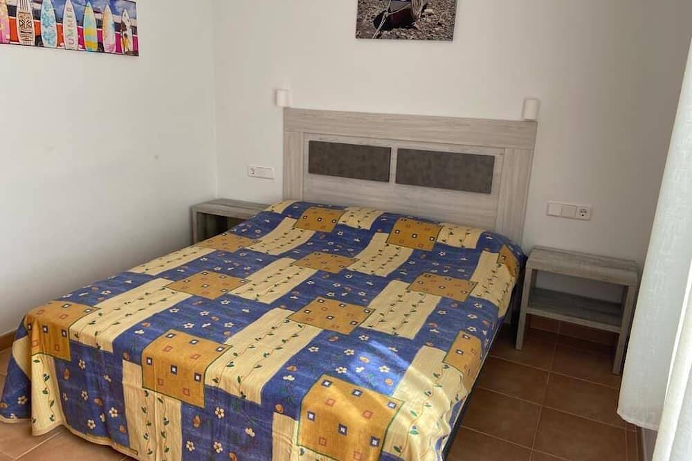 Ruhige freistehende Villa, privater Pool, kurzer Spaziergang zum örtlichen Geschäft, Bars / Restaurants in Port d'Addaia, Es Mercadal