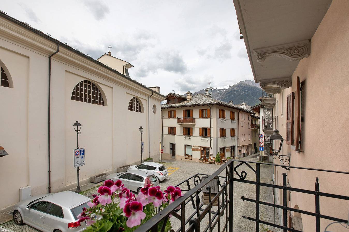 Appartement entier, Appartement panoramique au cœur de La Salle avec balcon et Wi-Fi rapide in La Salle, Comune di La Salle