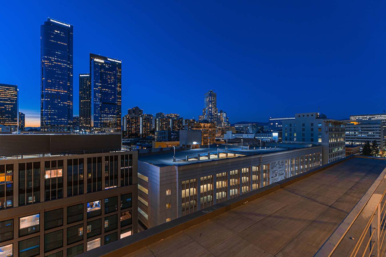 Entire apartment, Stylish Xl 2Br 2Ba At Hwh by Oneluxstay in Los Angeles, Los Angeles County