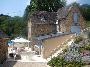 Gîte pour 9 personnes, avec jardin et piscine ainsi que jacuzzi et terrasse dans l' Aveyron