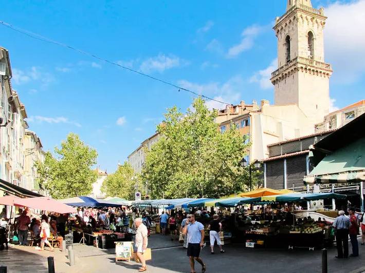 Location de vacances pour 9 personnes, avec terrasse et piscine à Draguignan
