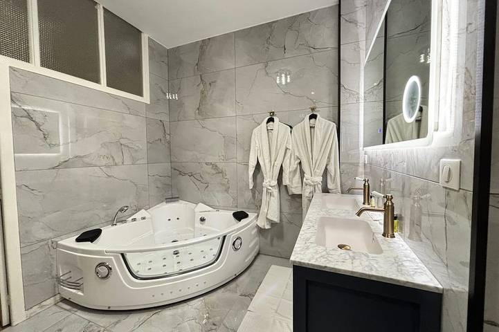 Appartement entier, Appart 1. Jolie logement (t2 de 60m2) en rez de chaussée climatisé avec terrasse in Limoges, Région de Limoges