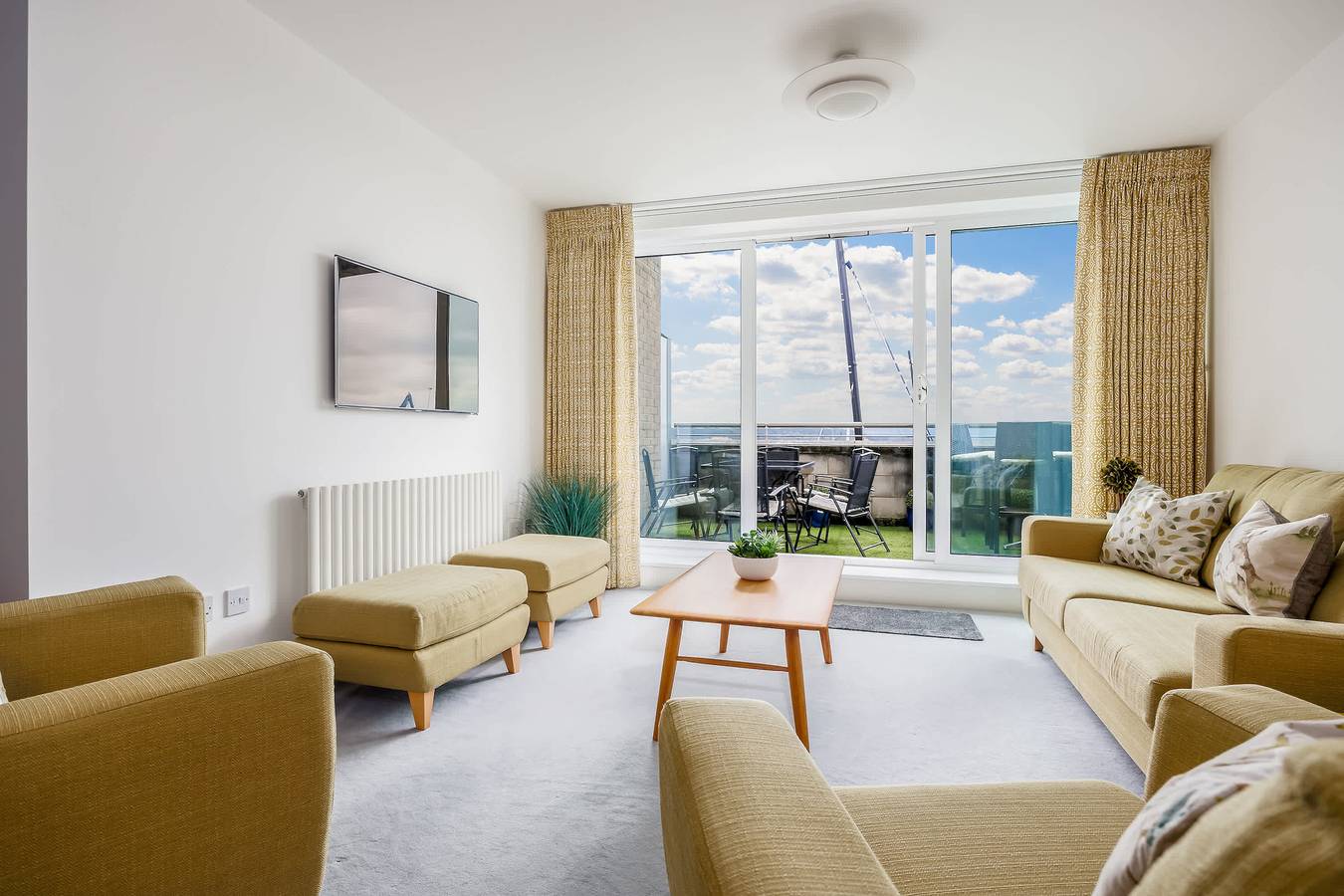 Entire apartment, Water's Edge- Incredible Views of Brownsea Island in Poole, Poole Harbour