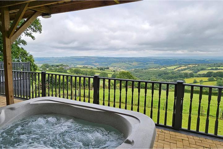 Log cabin for 2 people, with hot tub and pool as well as garden and balcony, child-friendly in Cornwall