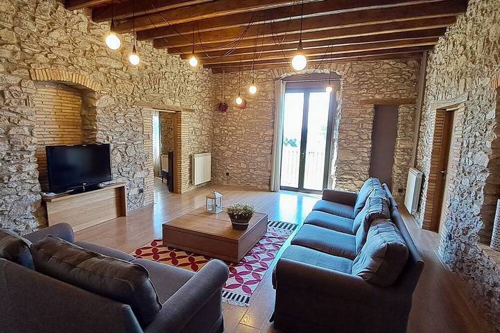 Location de vacances pour 25 personnes, avec balcon ainsi que jacuzzi et jardin, animaux acceptés à Vic - 3