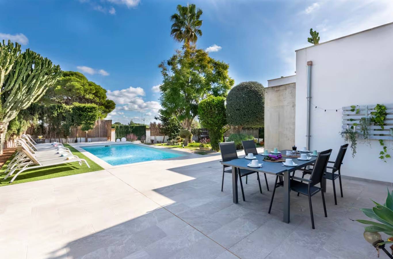 Holiday Home 'Spacious Garden Villa Near The Sea' with Private Pool, Wi-Fi and Air Conditioning in Badia Gran, Llucmajor