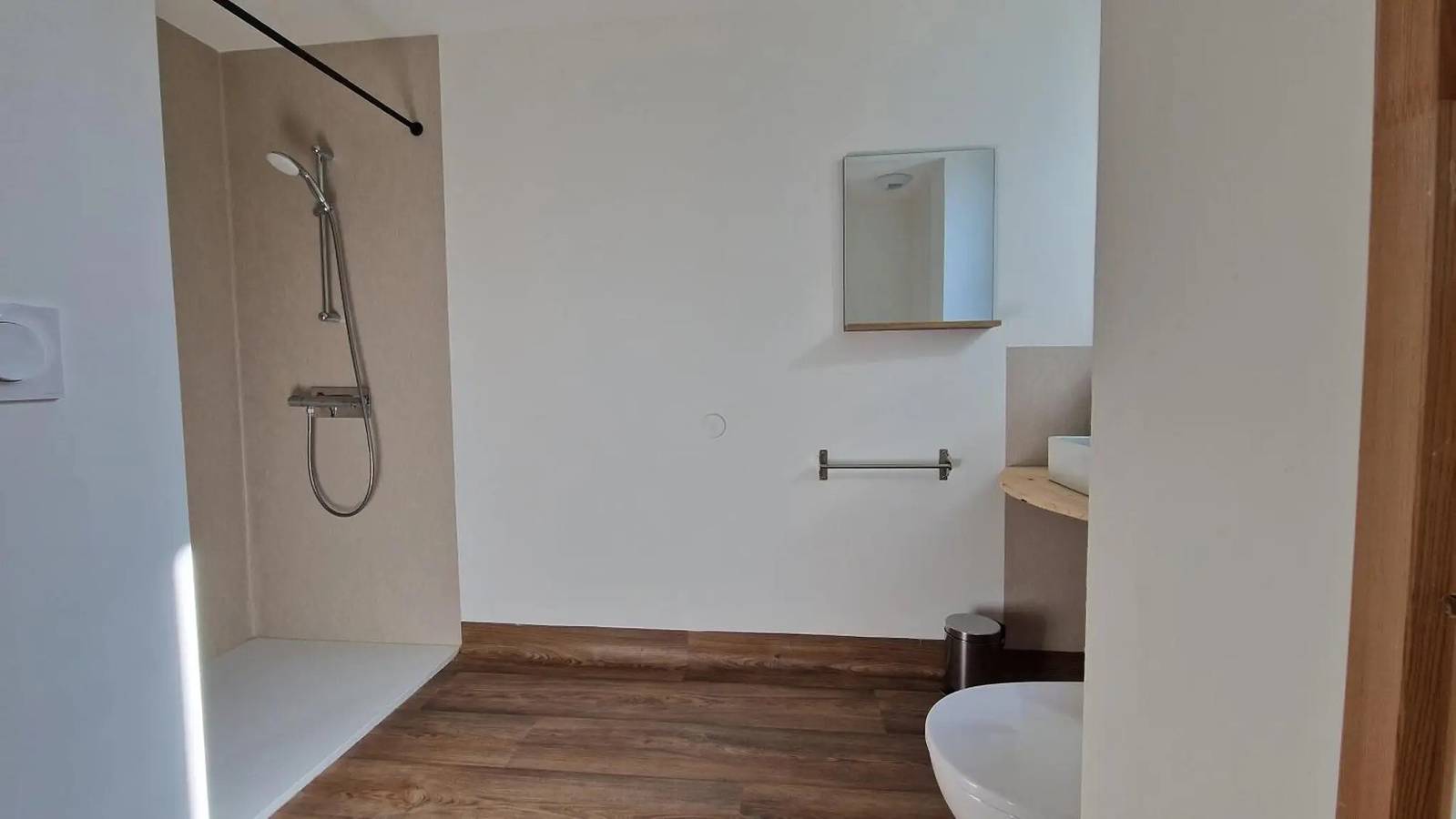 Chambre 1 – L’Auberge Le Toit Vert : Espace et praticité à Moutiers in Moûtiers, Massif du Mont-Blanc