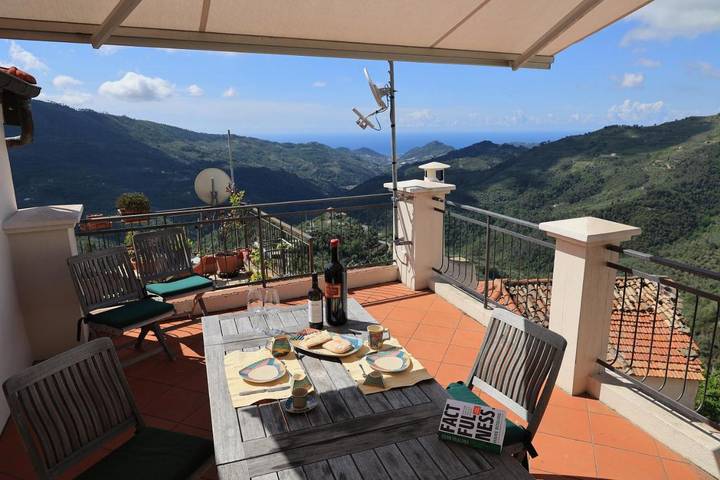Ferienwohnung für 8 Personen, mit Balkon und Whirlpool sowie Terrasse und Sauna in Perinaldo