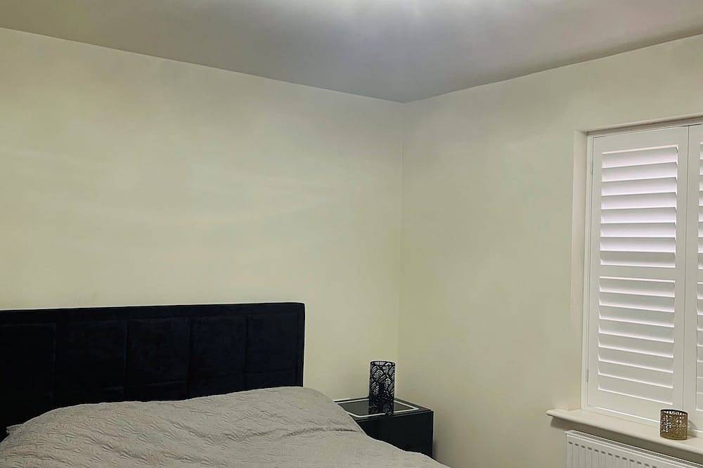 House-Sleeps 8 -Parking-Garden in Kettering, Northamptonshire