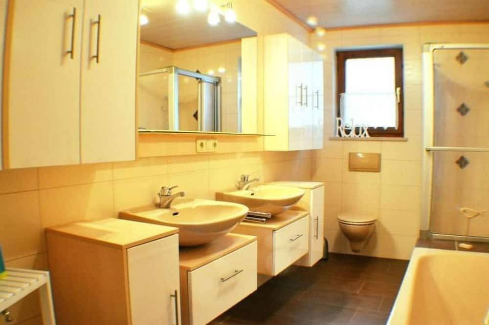 Ganze Wohnung, Gemütliche Ferienwohnung in Weiherhäuser mit Garten und Terrasse in Gotteszell, Ostbayern