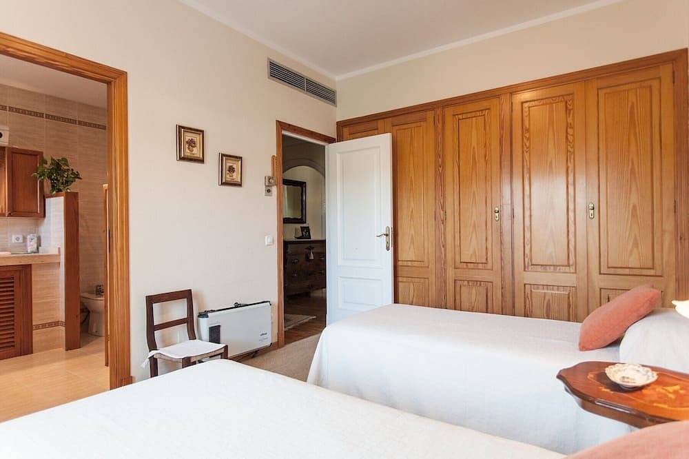 Chalet, solo 15 min de Palma, 12 pax, gran piscina, Wifi Free, Aacc, Tv Sat in Marrachí, Mallorca Oeste
