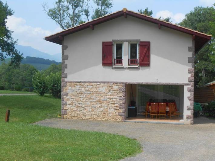 Location de vacances pour 8 personnes, avec terrasse ainsi que jardin et vue à Saint-Jean-le-Vieux