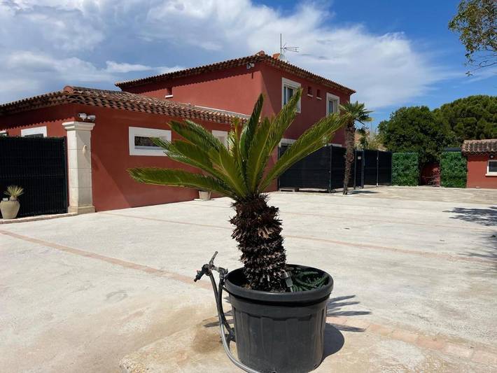 Appart’hôtel pour 3 personnes, avec Terrasse ainsi que Jacuzzi et Jardin à Gignac-la-Nerthe