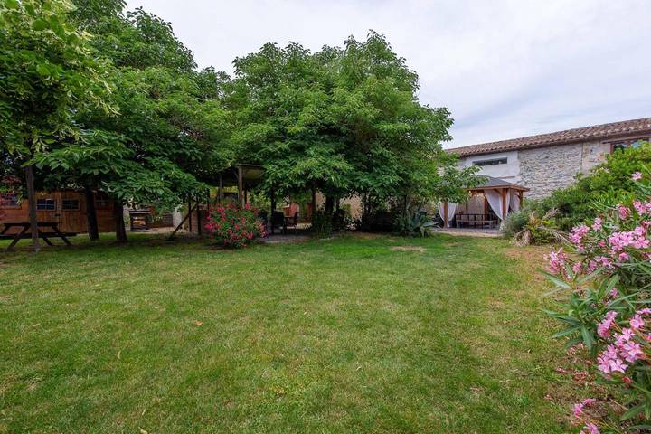 Gîte pour 2 personnes, avec jardin ainsi que piscine et jacuzzi, animaux acceptés à Villeneuve-lès-Montréal - 2