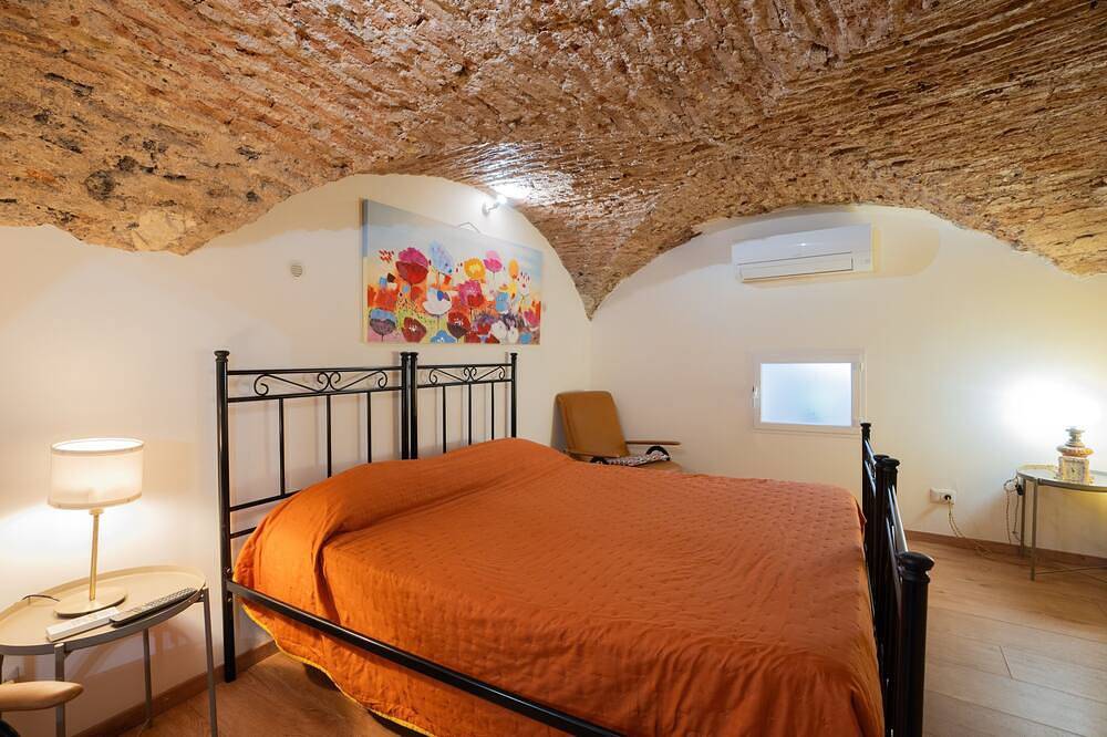 Vacation Home Full Center, Restaurants Pizzerias Supermarkets Airport Trains Metro in Catania, Catania Province
