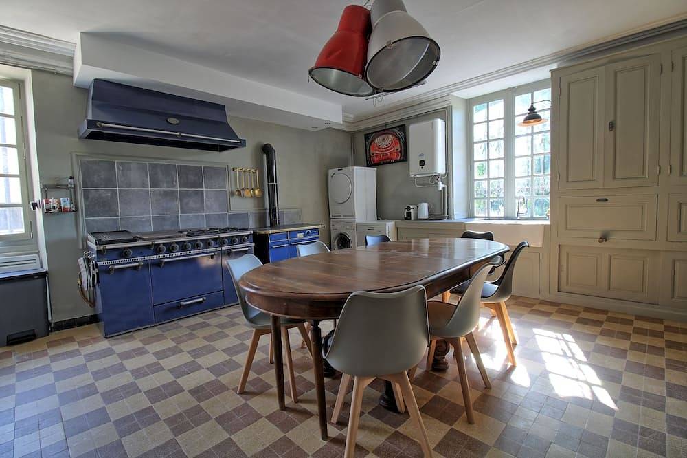 Gîte du chateau de Farge-Allichamps in Farges-Allichamps, Saint-Amand-Montrond