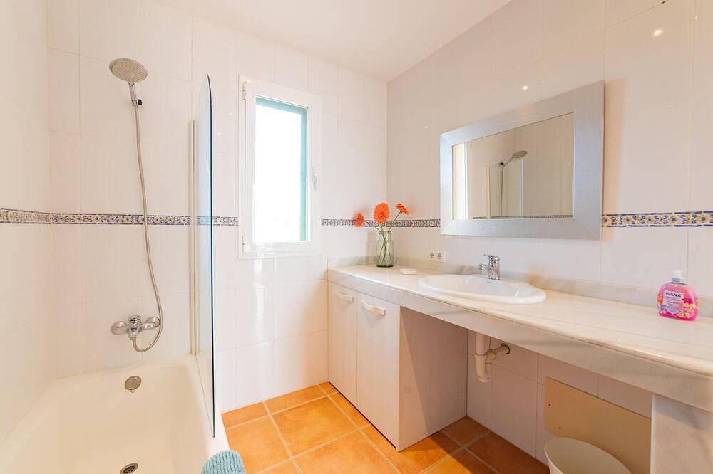 Amazing home in Port Verd with private swimming pool, can be inside or outside in Port Nou, Son Servera