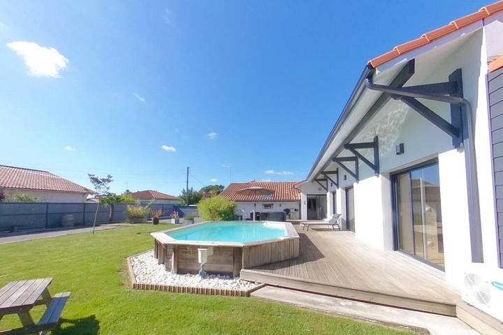 Location de vacances pour 10 personnes, avec jacuzzi ainsi que jardin et piscine à Saint-Vincent-de-Tyrosse