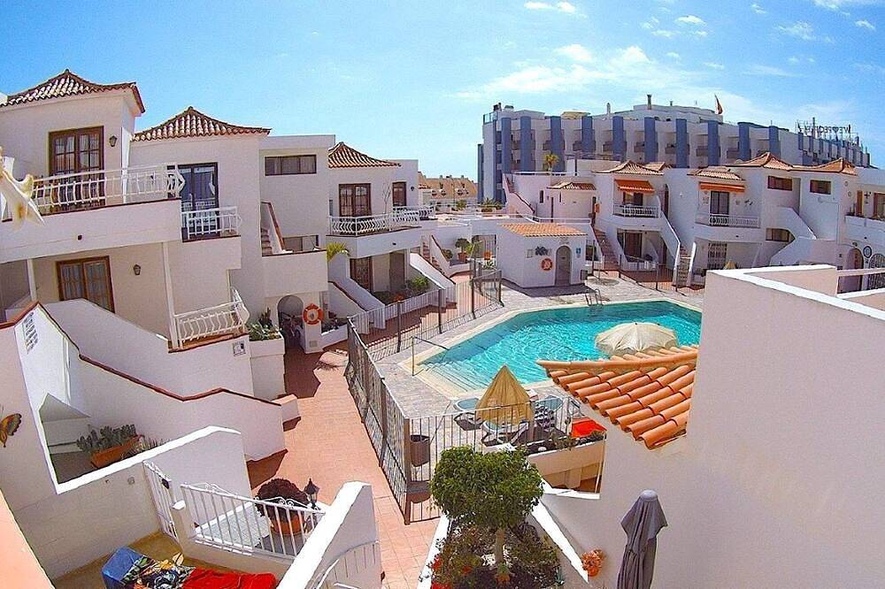 Entire apartment, 2 Bed Apartment With Heated Pool Near Golf and All Amenities in Los Cristianos, Arona