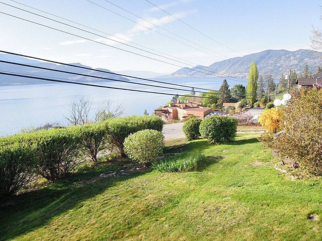 Lake Okanagan Cottage 'Charm' in Peachland, Bc in Peachland, Regional District of Central Okanagan