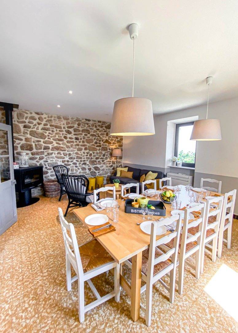 Maison de charme, 10 pers., piscine + spa, billard, baby-foot in Sanilhac, Massif central