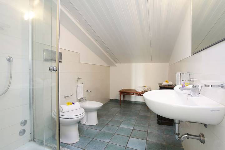 Ganze Wohnung, Penthouse mit Terrasse mit Meerblick für 8 Personen, in der Mitte, unbegrenztes Wifi-Internet in Marina di Ragusa, Ragusa
