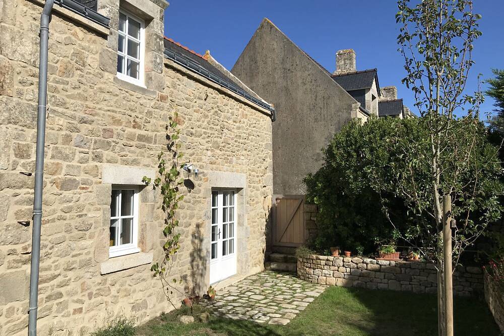 Stone house in the heart of an authentic Breton village by the sea in Plouharnel, Côte des Mégalithes