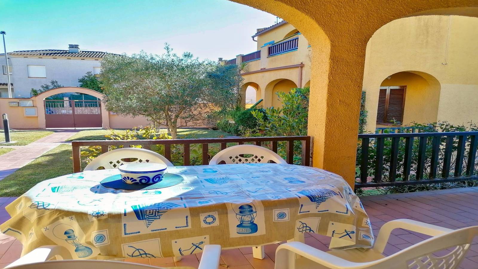Appartement de vacances entier, Appartament Ibiza: Rdc ,Terrasse , Piscine , in L'Escala, Haut-Ampurdan