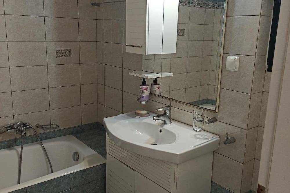 Ganze Wohnung, Διαμέρισμα Αριάδνη Καμένα Βούρλα 100 μέτρα από τη θάλασσα in Kamena Vourla, Fthiotida