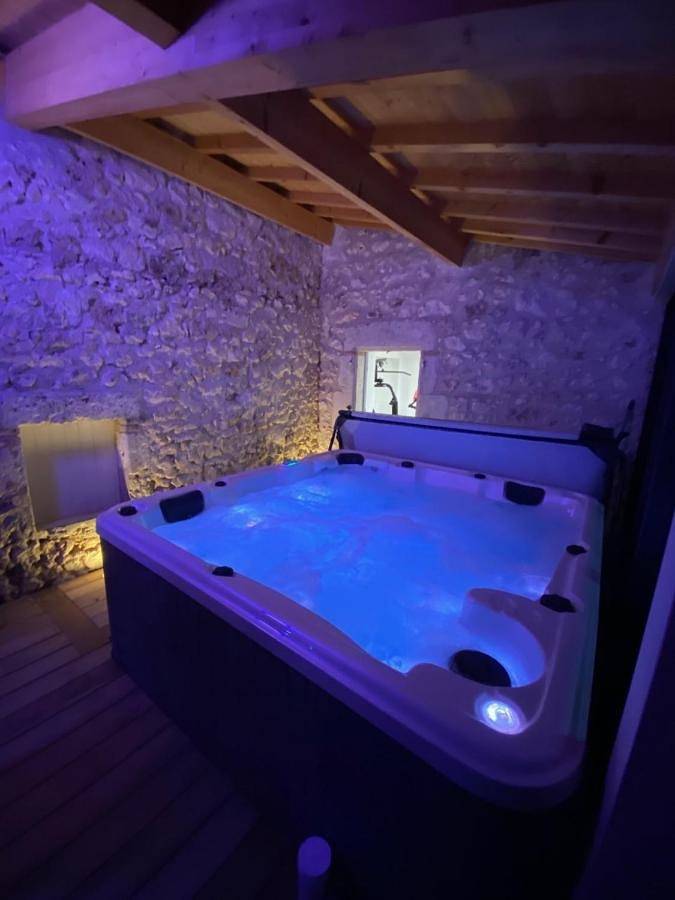 Three-Bedroom Villa in Saint-Jean-de-Duras, Région de Marmande