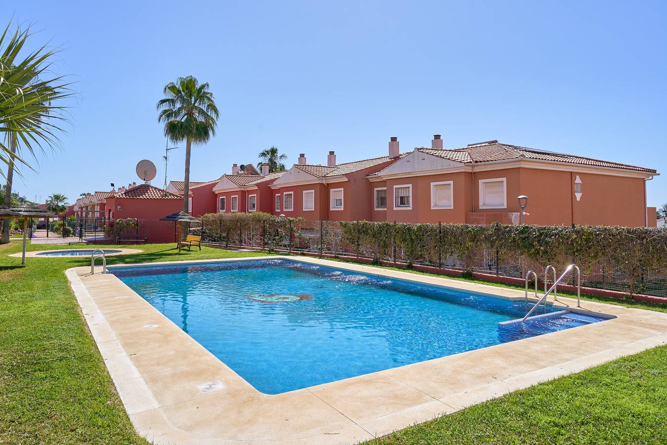 Casa de vacaciones 'Vistamar Caleta Oasis' con vistas al mar, Wi-Fi y aire acondicionado in Urbanización Villa del Mar, Vélez-Málaga