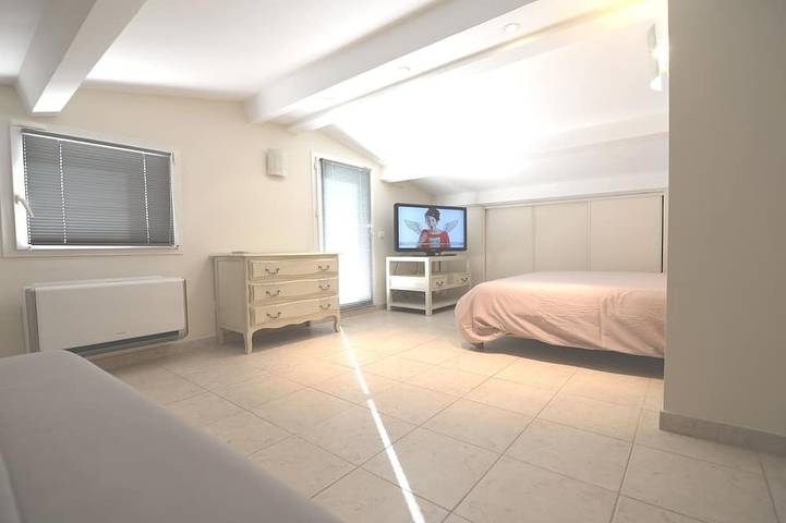 Villa in piedi a 800 m dal mare, climatizzata con piscina riscaldata in Cagnes-sur-Mer, Costa mediterranea (Francia)