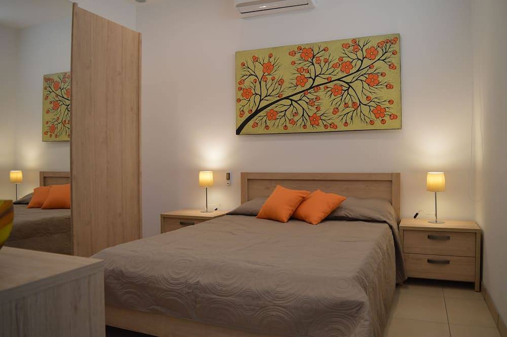 Hel lägenhet, Highly finished Ground/floor maisonette with private pool and country /sea view in Qala, Gozo