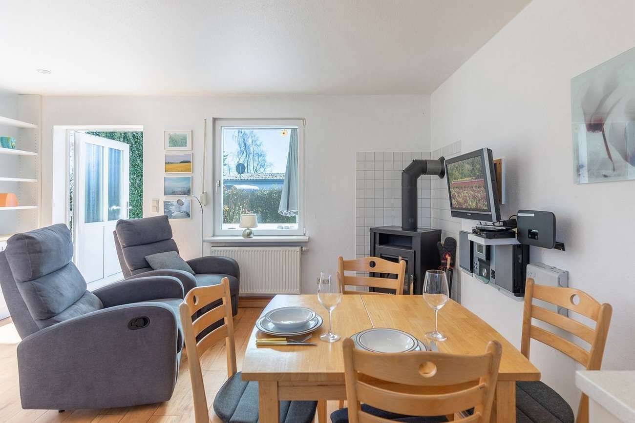 Ferienhaus "Bobby" für 3 Personen und 2 Hunde. in Sundhagen, Stralsund Umland