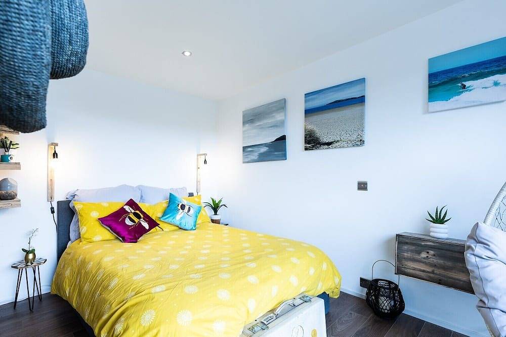 A glass-fronted riverside retreat with uninterrupted views over the Teifi in St Dogmaels, Cardigan Bay