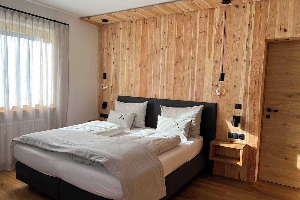 Geräumige Ferienwohnung im Alpin-Stil mit privatem Garten und Poolblick. in Viums, Natz-Schabs