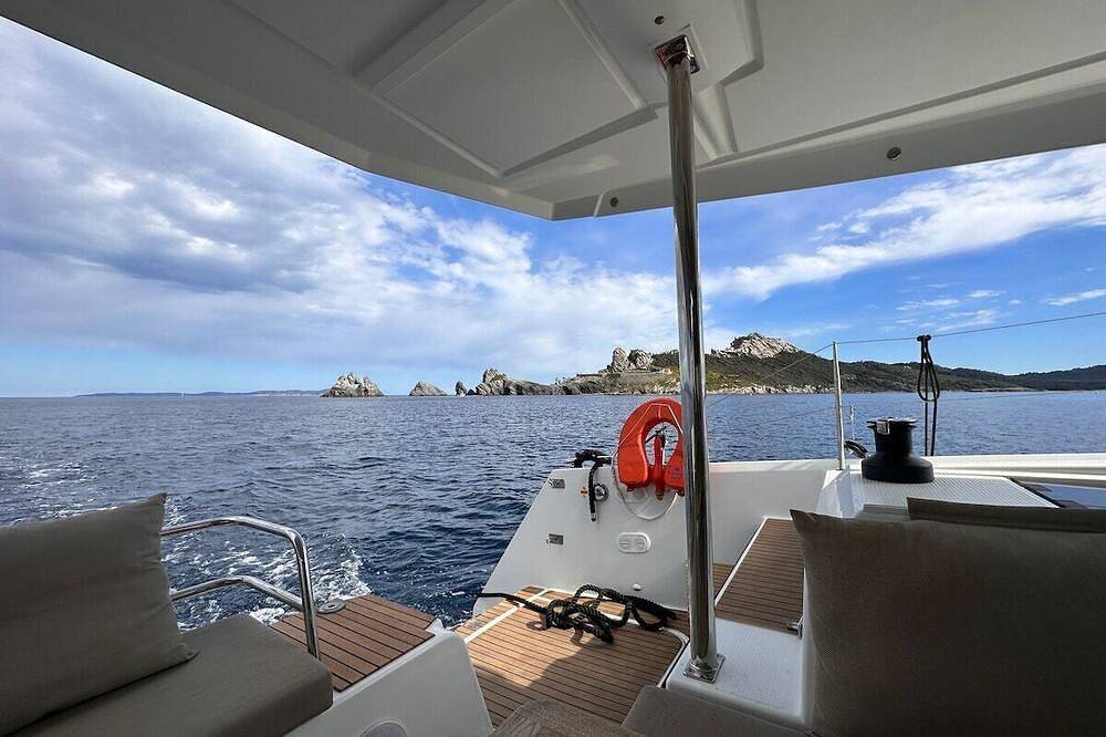 Catamarano Eden 2 a 8 persone orm. nel porto in Porquerolles