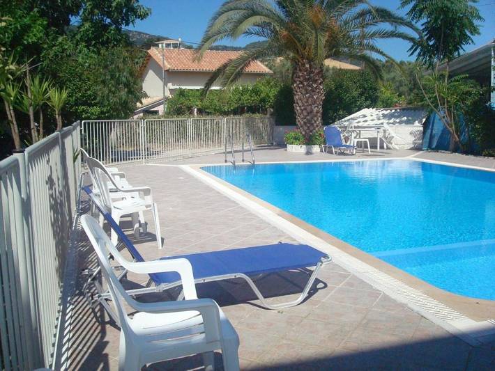Appart’hôtel pour 2 personnes, avec piscine ainsi que jardin et terrasse