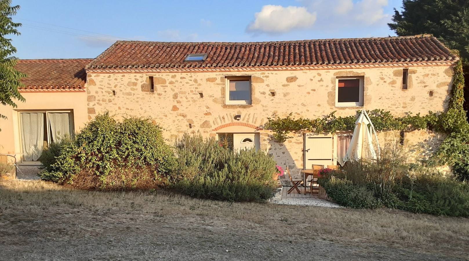 Maison de vacances « Superbe Grange, proche Puy du Fou » au calme, avec piscine, jardin arboré in Bressuire, Deux-Sèvres
