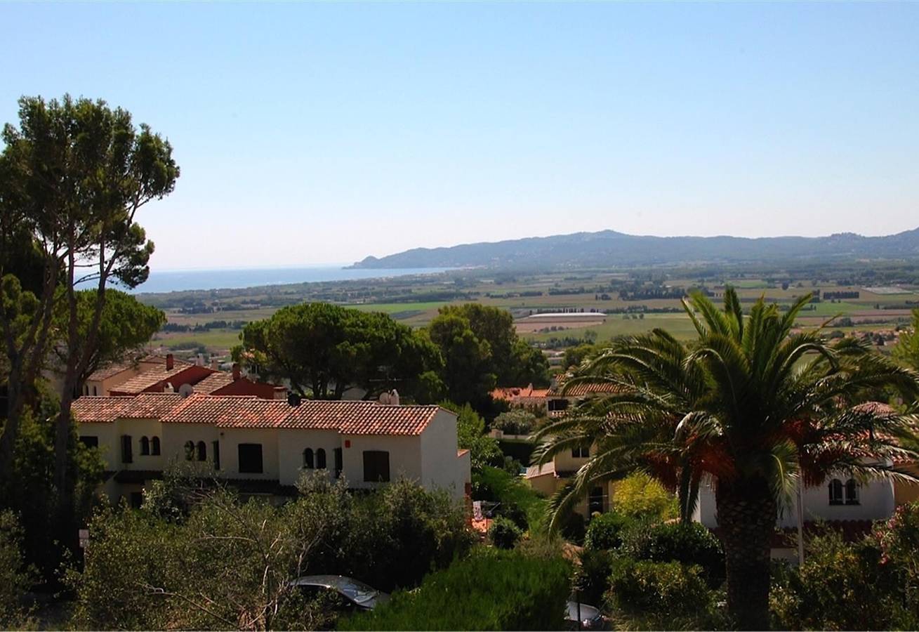 "Villa Urgell" con piscina, Wi-Fi, terraza y jardín in Urbanització Torre Vella, Torroella de Montgrí