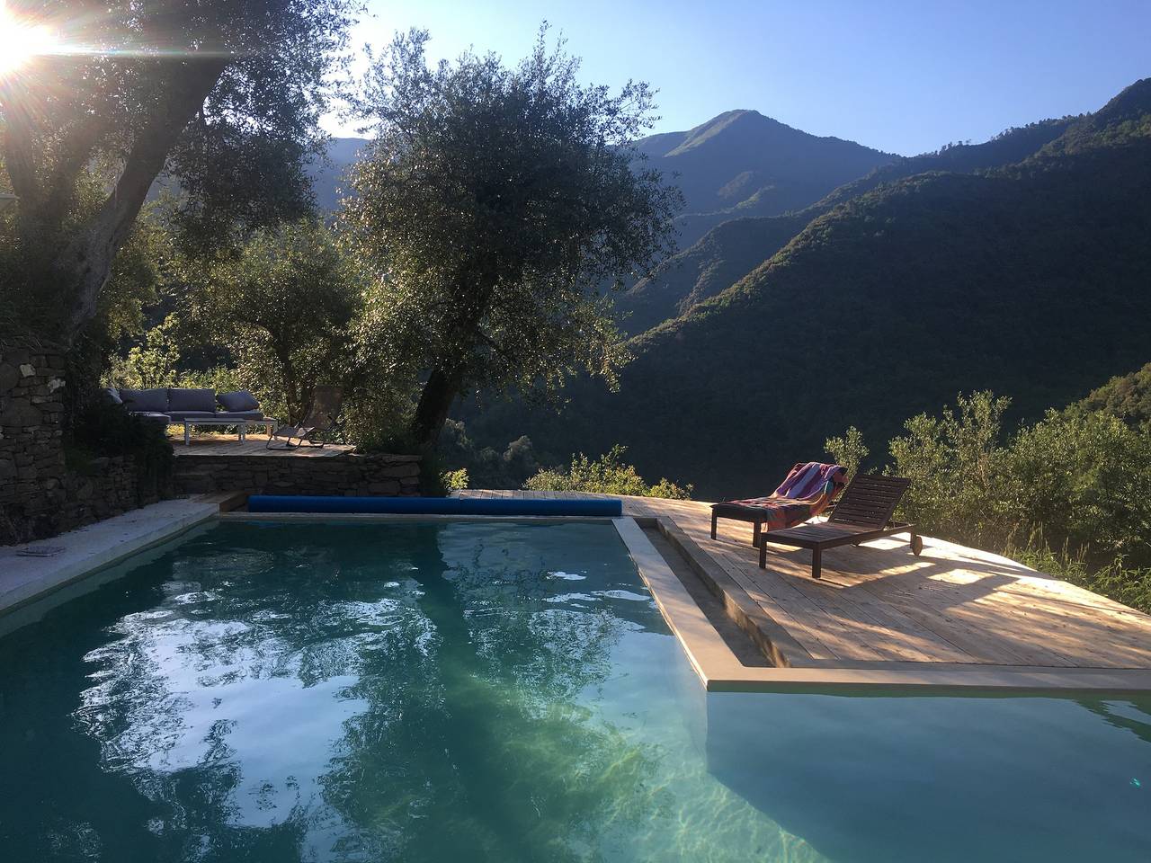 Casa vacanze 'Mini House' con vista sulle montagne, piscina condivisa e Wi-Fi in Castel Vittorio, Alpi Liguri